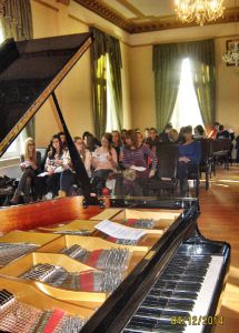 <b>162 koncert dla młodzieży „Jak słuchać Muzyki?”</b> 4.12.2014 w Sali Starostwa Powiatowego w Trzebnicy. Fot. Anna Jełłaczyc.